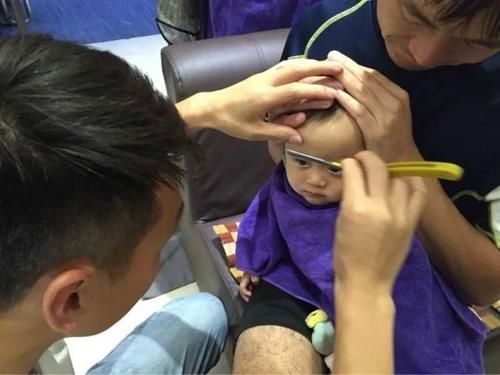 一个月|奶奶给满月孙子剃光眉毛,一个月后悔不当初,宝妈:您回老家吧