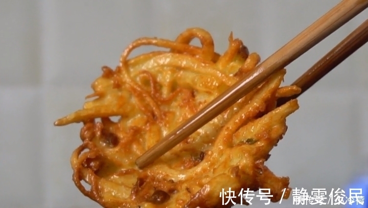 一个勺子|土豆不要炒着吃了,2分钟教你最新做法,金黄酥脆,比薯片还好吃