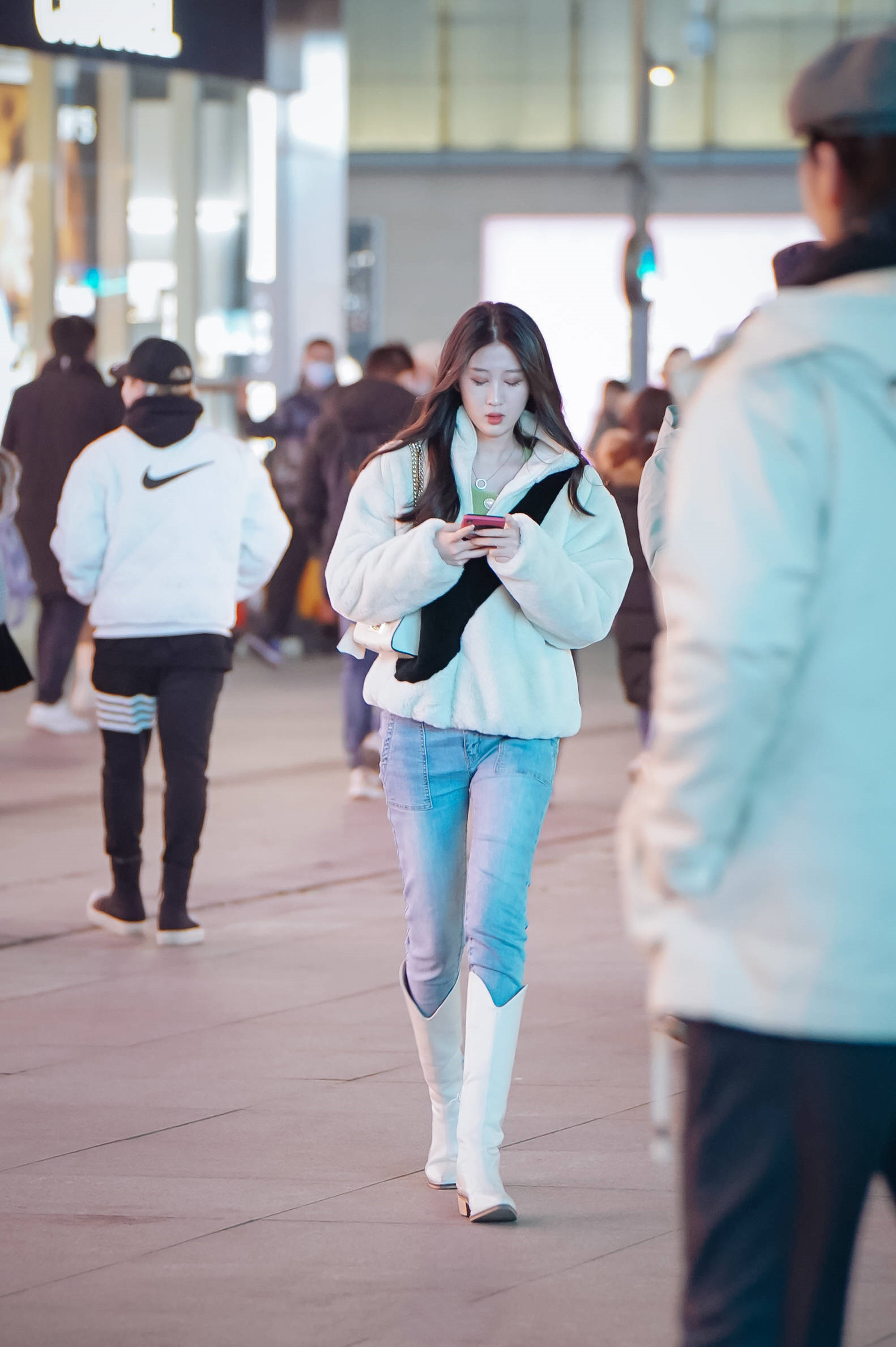 街拍: 是不是只有穿牛仔裤才有所谓的轻熟感