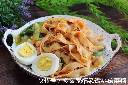 把面条煮一煮,浇点热油,做法真简单,味道喷喷香,越吃越想吃