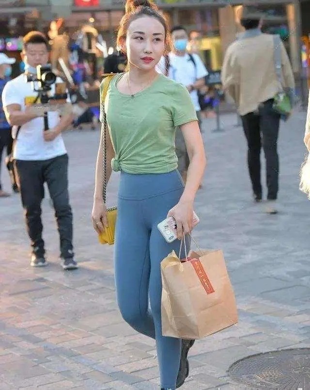 半身裤 灰色打底裤搭配时尚短款吊带,突出身材比例,展现大长腿