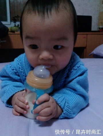 脾胃|这4个动作一出现,是宝宝在告诉你“我吃饱了”,再喂会伤脾胃