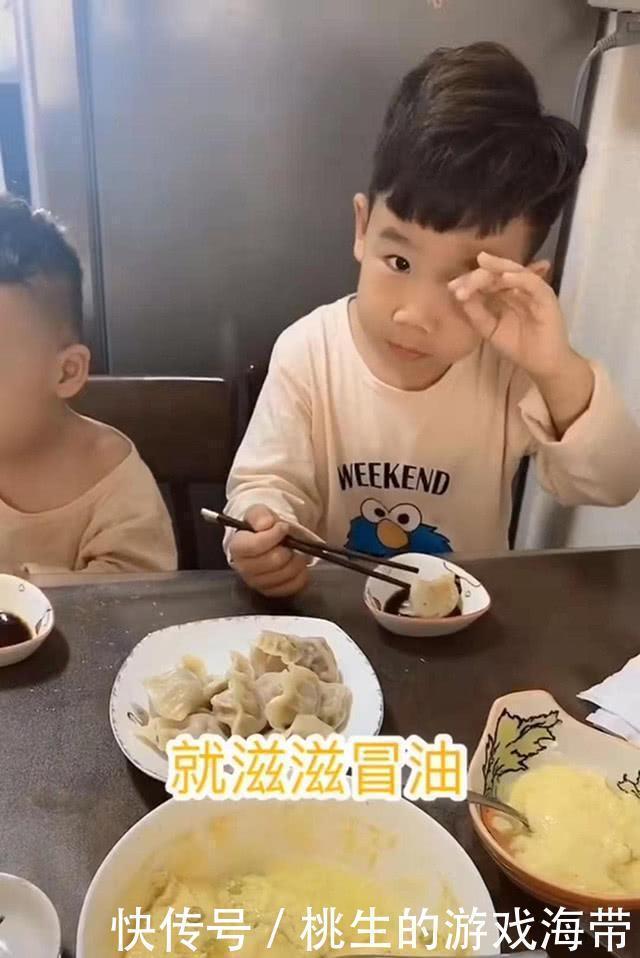 饺子|哥哥嫌妈妈包的饺子肉少,弟弟霸气回怼,网友:二宝就是大宝克星