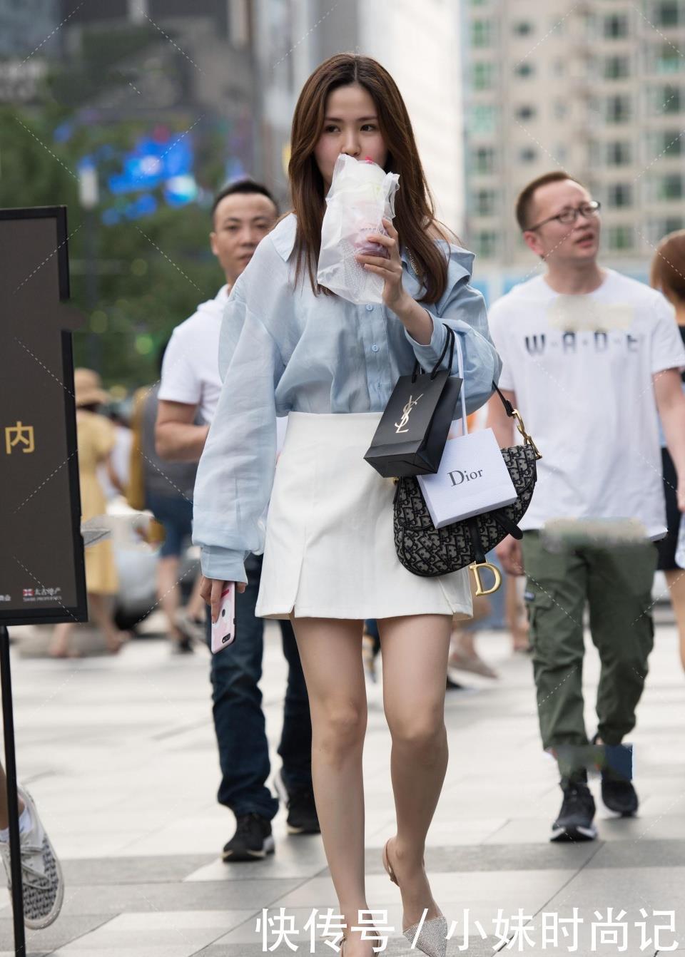 街拍：“90后辣妈”，蓝色雪纺+白色短裙，甜美可爱中带着一点复古气息