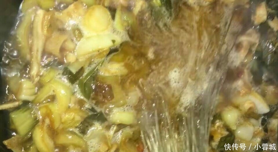 冬天|冬天炖菜不吃酸菜是个憾事,搭配2个食材炖一炖,暖胃抗寒又鲜美