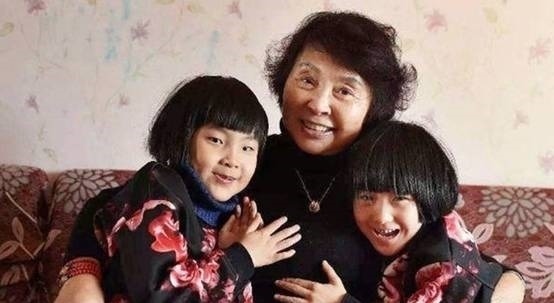 老年|老年丧女后,她不顾众人反对生下双胞胎女儿,后悔巨大的年龄差距