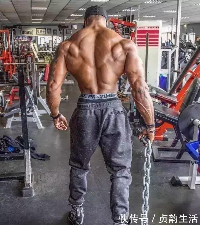 体态|男生健身先练胸肌,不显强壮反倒影响了体态你应该先练这个部位