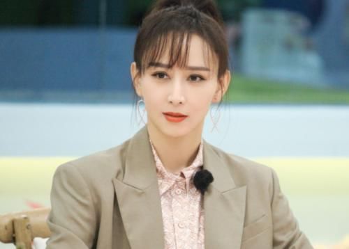 姐姐|李斯丹妮现身《姐姐》成帮唱，刚出场就获大批欢呼，唯有她翻白眼还无视