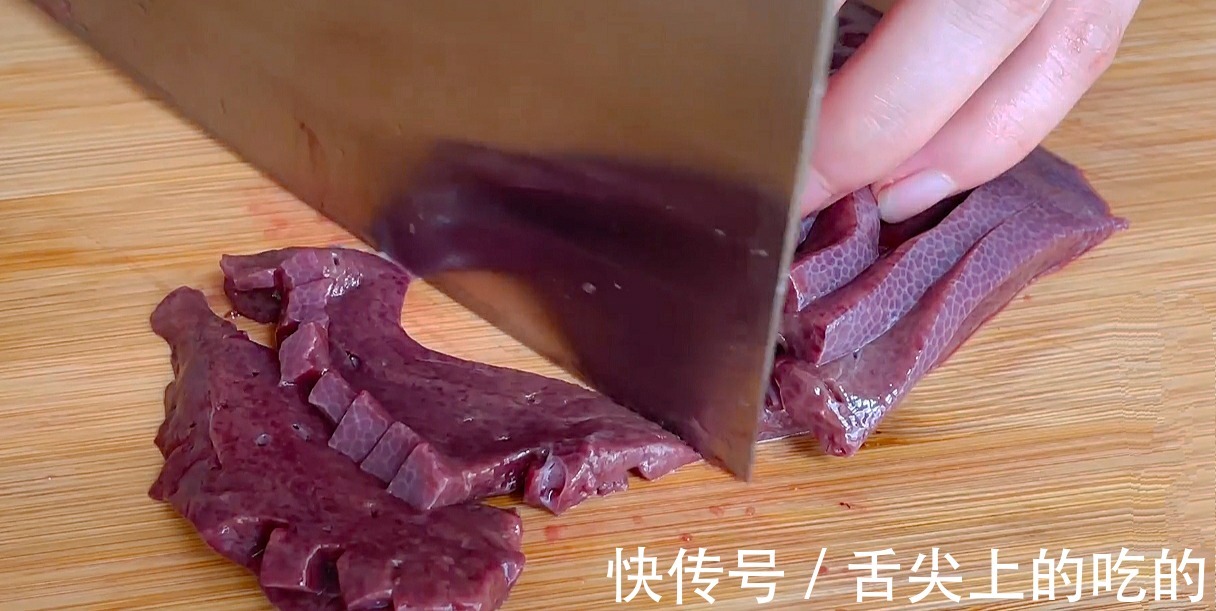 红线椒|把啤酒倒入猪肝中，这种做法真是太厉害了，出锅满屋飘香，真解馋