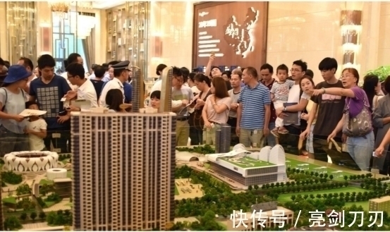 房子|存款50万但没房，有房却没存款，两者谁的日子过得更潇洒？