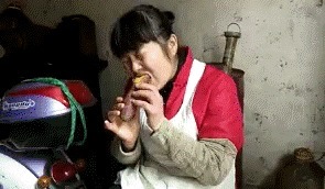 |搞笑GIF趣图:坐摩托车的妹子都被吓到了,没想到车子会掉进坑里