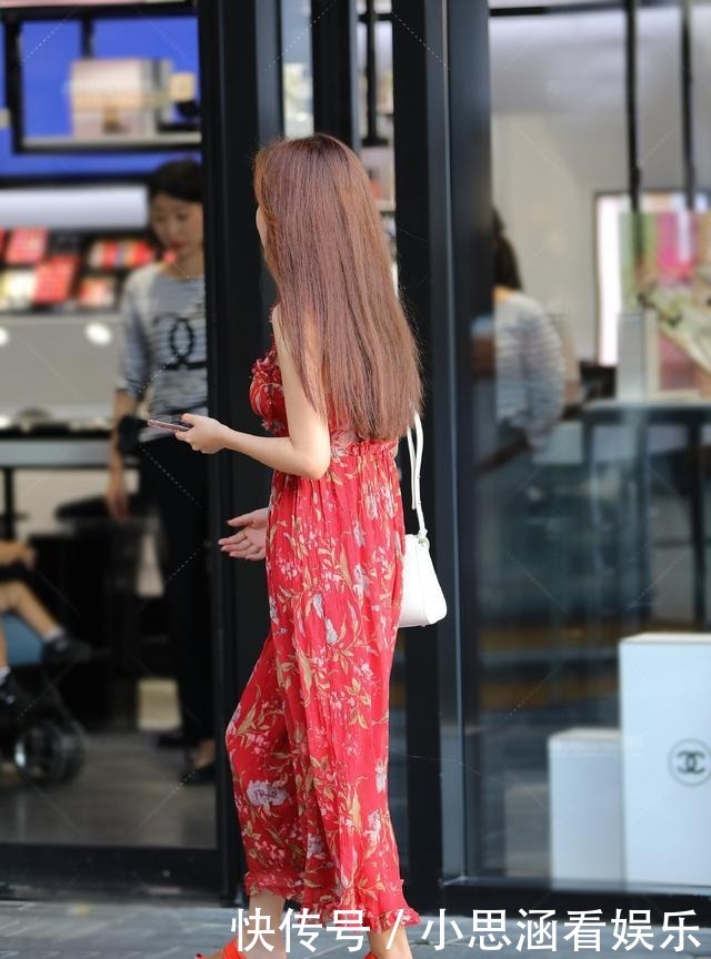 气质|红色吊带裙裤,穿出了美女优雅的气质轻盈的美,美的感性又迷人