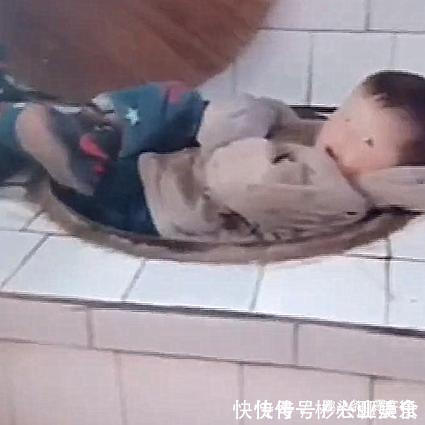 奶奶|宝宝被送去农村,奶奶一个不注意,宝宝找到个好“床铺”