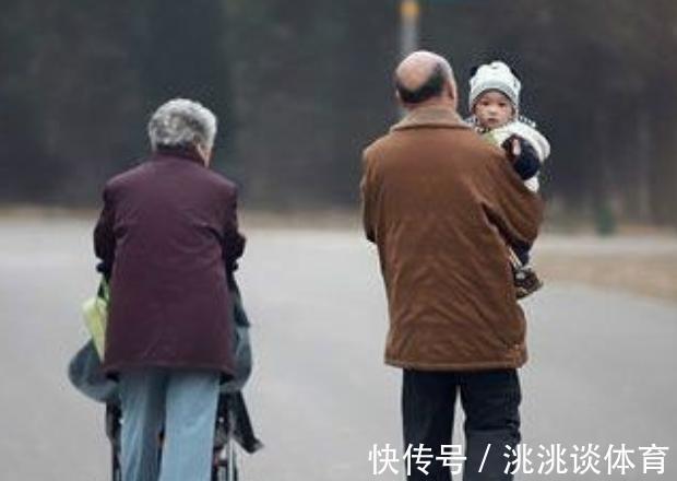 家长期|“奶奶为什么住咱家不走?”妈妈的回答,让一旁的老人潸然泪下