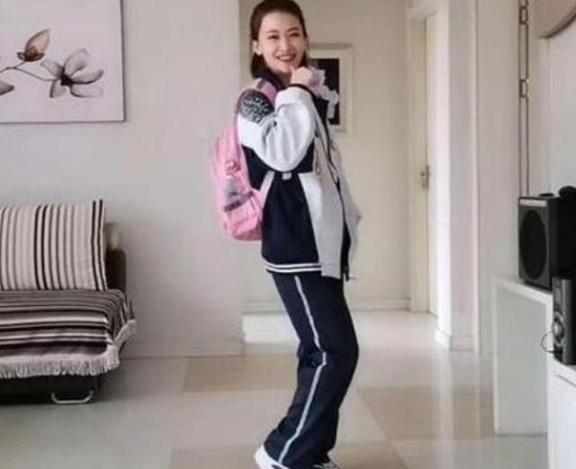 私人空间 40岁宝妈穿女儿初中校服,气质不输校花,网友:是心动的感觉