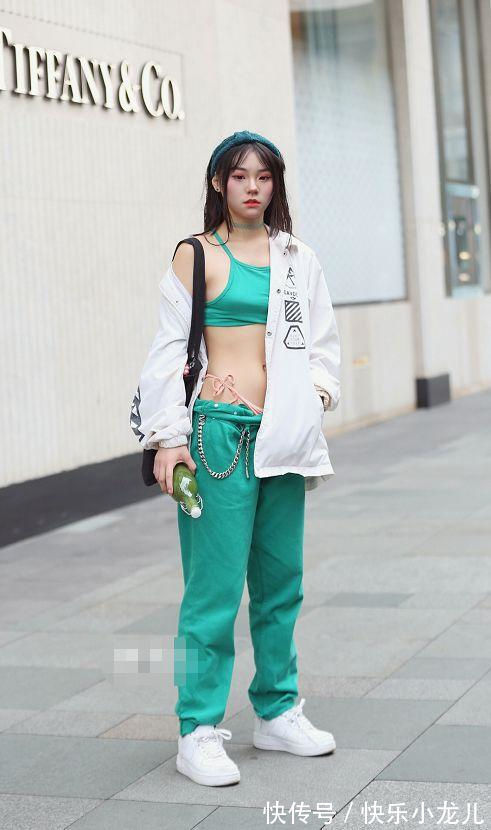 穿搭 小姐姐穿上紧身的瑜伽裤,搭配红色的运动衣,看上去很有时尚感