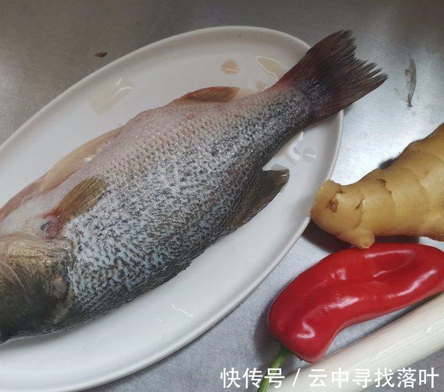 一道味道鲜美的清蒸鲈鱼，鱼肉鲜嫩！