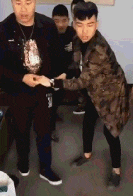 |搞笑GIF:看什么看?赶紧来救我,真装不下去了