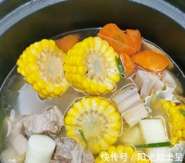 排骨|炖排骨时,先焯水或直接炖都不对,学会这一招,排骨鲜嫩无腥味!