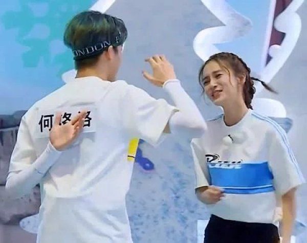 baby名牌被何洛洛撕掉后,镜头切换到蔡徐坤,反应让人猜不透