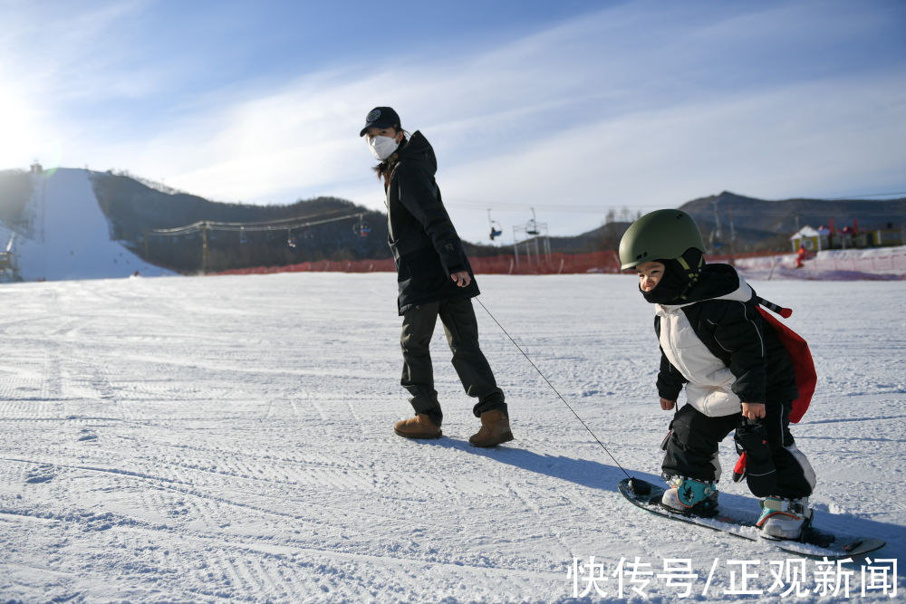 雪上萌娃“飞行记”