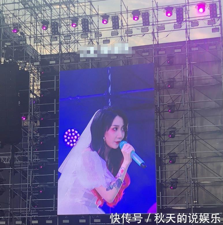 生图|乃万把头发染成红色,穿上洁白的婚纱,无滤镜生图曝光:一眼万年