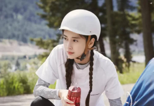 杨颖户外骑行遇生理期,在草丛中方便,蹲下对摄像机大喊不要拍