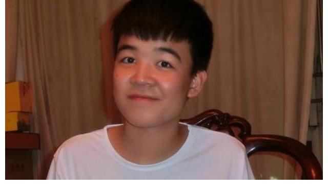 《变形记》被骂惨的农村主人公，9年后成功逆袭，兼职赚了20万