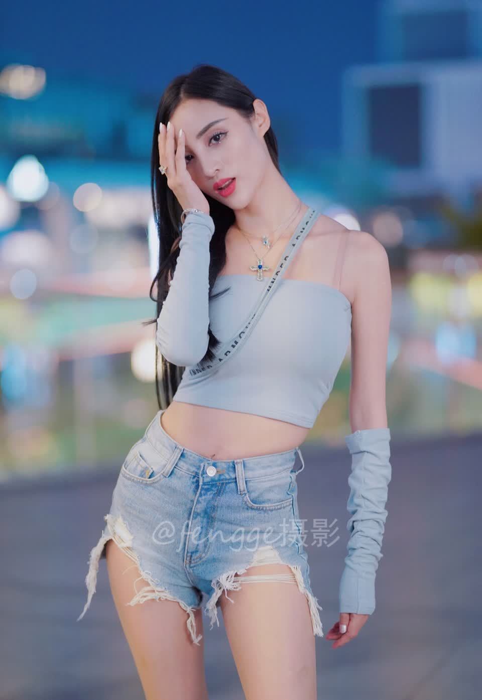 三里屯 知名模特吴怡现身三里屯, 穿搭时尚秀美腿