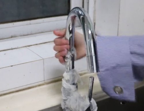 卫生纸|水龙头“包”上卫生纸，解决了家家户户的难题，看完我也跟着做了