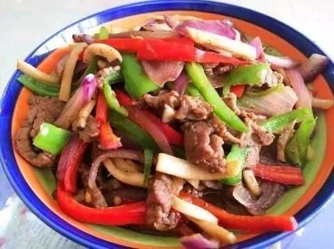 豆瓣青椒炒肉，红焖猪蹄，姜葱爆鲜鱿，洋葱牛肉的做法