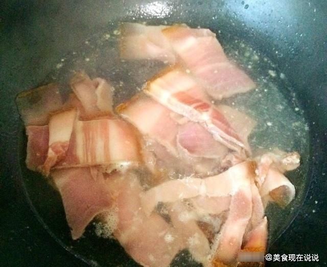 炒腊肉别直接下锅！40年老厨：多加“2步”，腊肉更香浓，超下饭