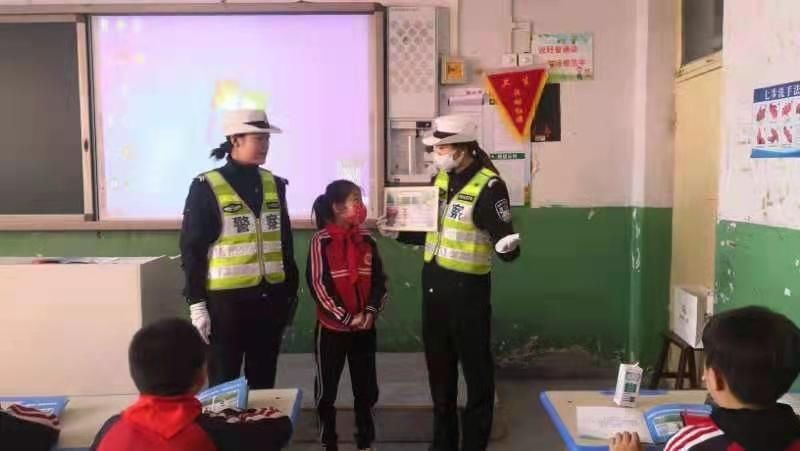 【一大队】深入辖区人民路小学，开展交通安全宣传活动（图）