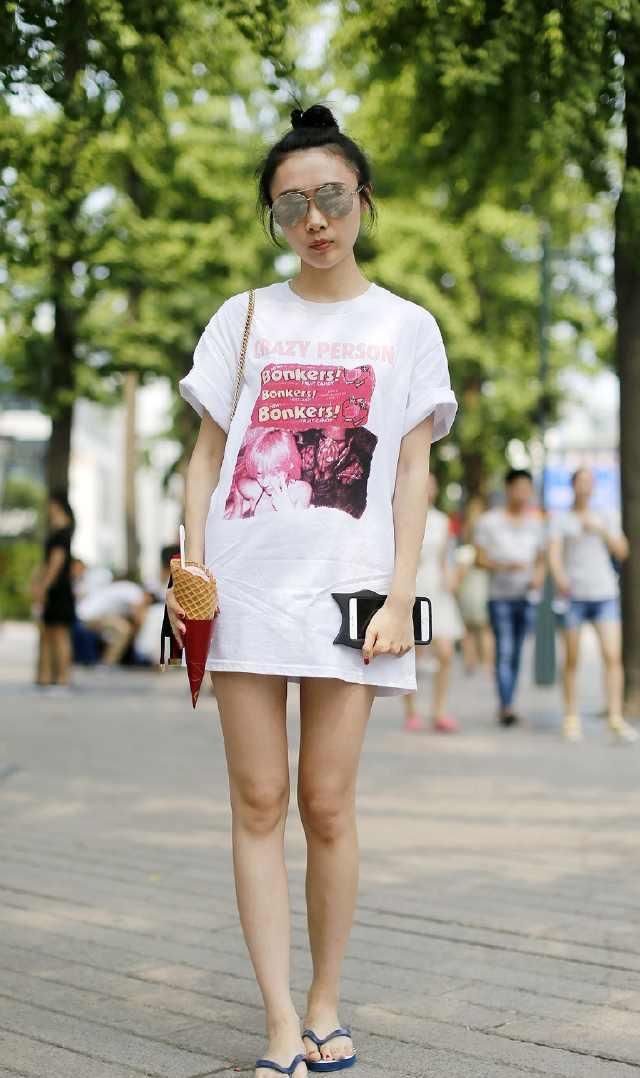  牛仔外套|街拍：吊带衣裙，彰显出女人独特的娇艳美