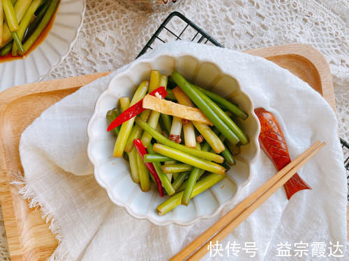 酸辣|多年的腌蒜苔配方，记住“6味3细节”，酸辣脆爽，2小时就能吃