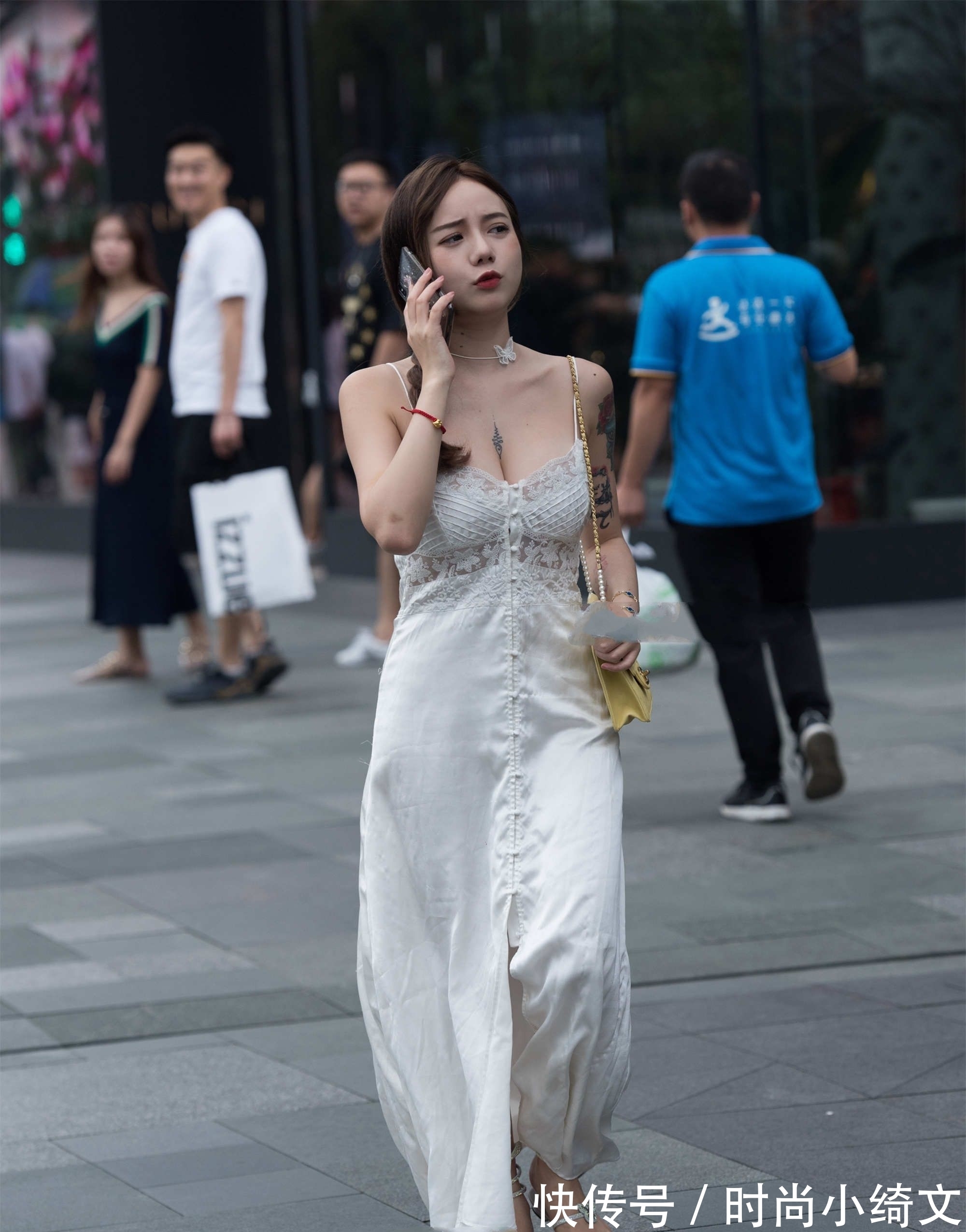 凉鞋 一袭白色长裙,绑带式花瓣凉鞋,显得气质又清新