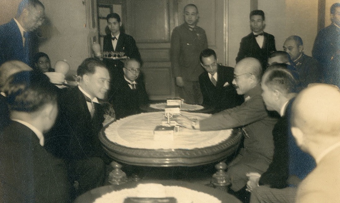 张照片为1941|汪精卫访问日本照片：与东条英机座谈，祭拜前首相犬养毅