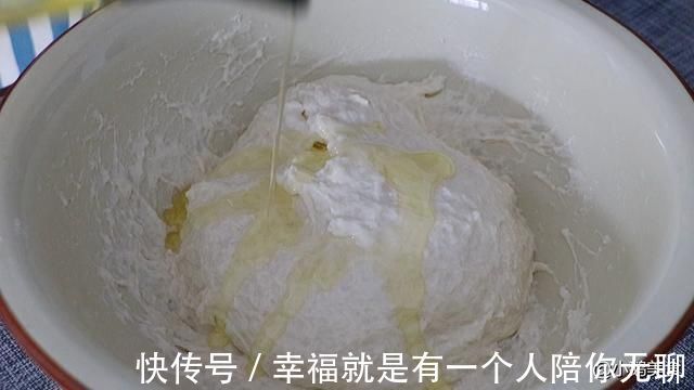 面团|爱吃韭菜盒子,这个方法就够了,不和面不擀皮,薄皮大馅太香了