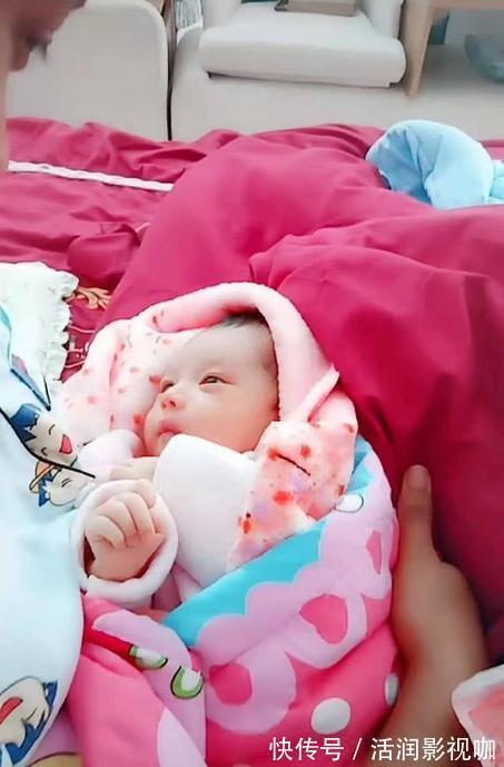 爸爸|非洲妈妈的基因败了!生出白净宝宝,中国爸爸乐开花就是这么强