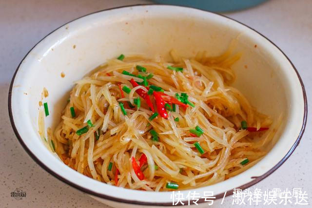 凉拌土豆丝,直接焯水就错了,记住这3点,土豆丝清脆爽口不发黑