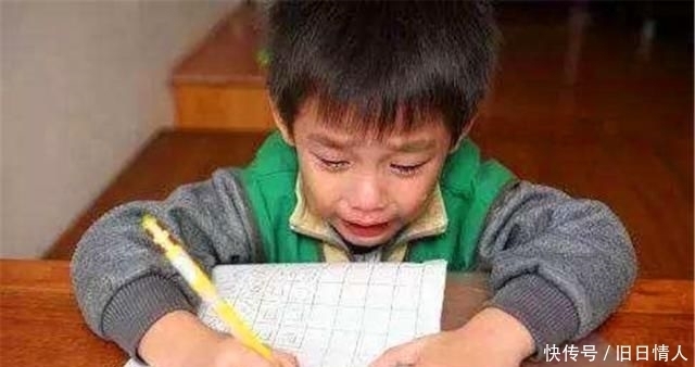 崩溃|男孩考试因题目太难崩溃大哭,看了看周围同学,举动让人啼笑皆非