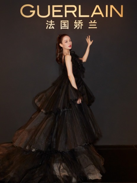 小姐姐|被吉娜的身材折服了,绿色针织衫配紧身裤时髦洋气,腰细得像p的