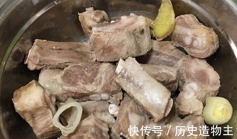 大厨|为何排骨焯水后又腥又柴?大厨:用错水,就别怪排骨难吃不入味!