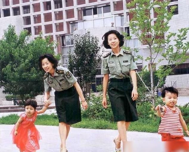 女兵|99年因阅兵走红的双胞胎女兵,拒绝高薪商业合作,她们后来如何