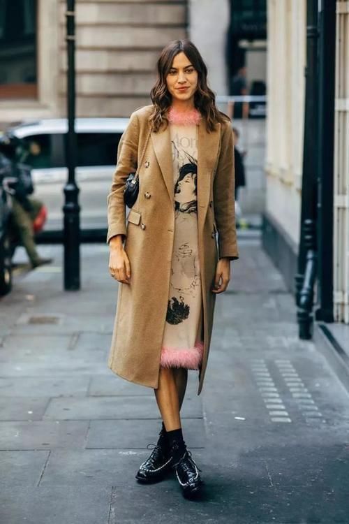 不管是大衣还是羽绒服,尽量别穿这3个“颜色”,不耐看也不耐穿