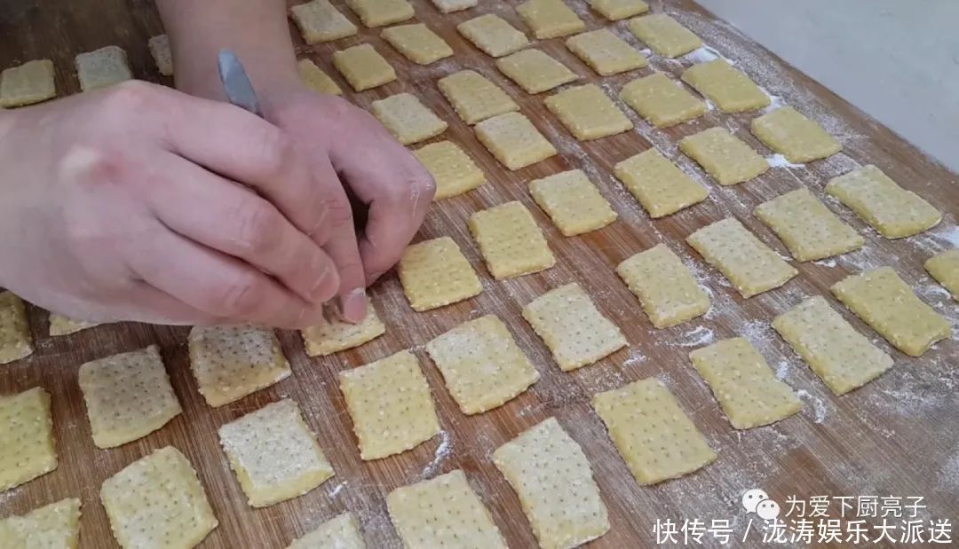 麻花|面粉别蒸馒头了，不用烙不用烤，比麻花香甜好吃，学会自己当老板