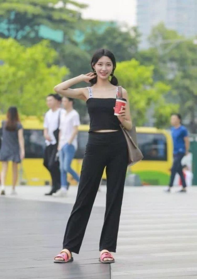 女人|街拍:女人特别是在穿连衣裙的时候,自带优雅气质