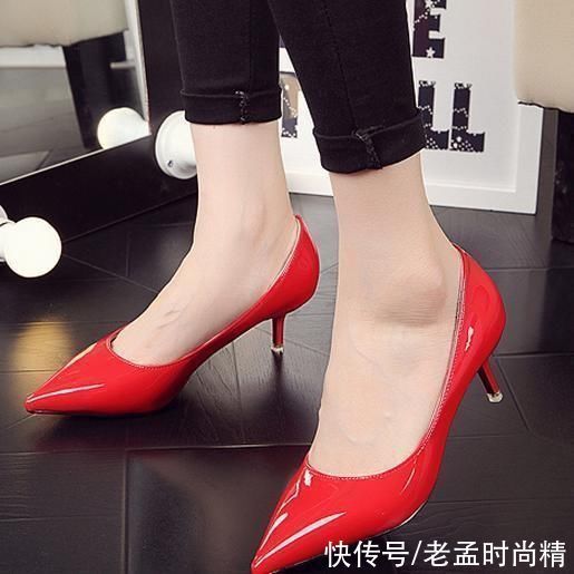 尖头 鞋子还是尖头高跟鞋穿起更有女王气质,完美的修饰脚形显脚白