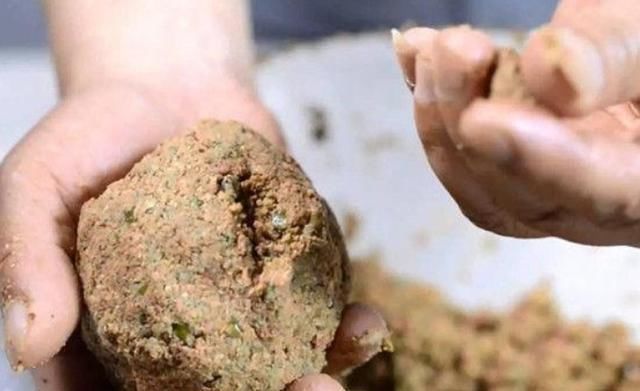 玉米面|六月一到,这特效鲫鱼饵不用白不用,十年老钓手都拍案叫绝,服了