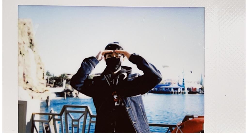 肖戰(zhàn)壓箱底環(huán)球影城vlog公布，喝飲料太奶，意外曝光獨(dú)家拍照姿勢